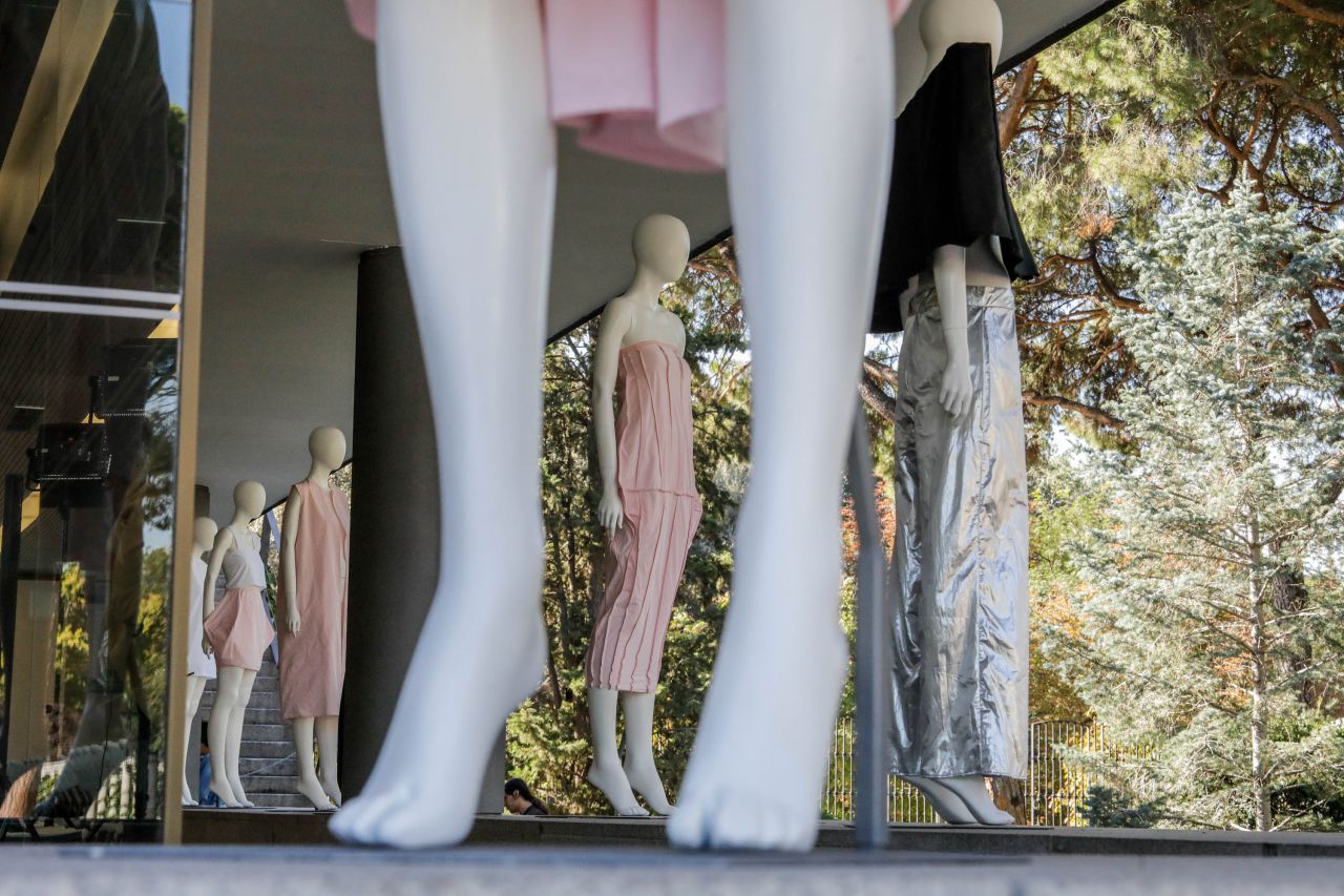 Los estudiantes del Instituto Europeo de Diseño (IED), la Institución Artística de Enseñanza (IADE) y el Centro Superior de Diseño de Moda de Madrid (CSDMM) han mostrado también sus propias creaciones.