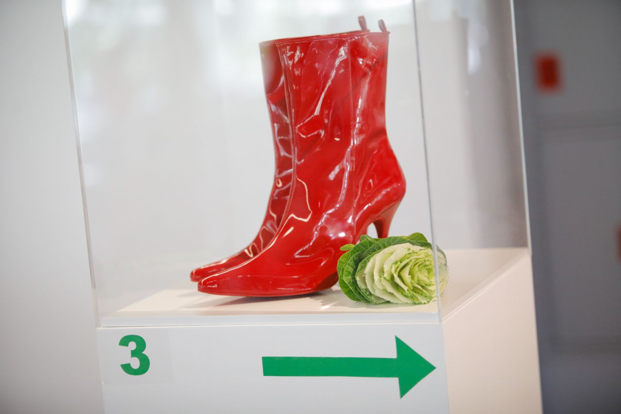 La firma de calzado Etxaburu ha presentado su colección Better Than Ever- Ecoembes by Etxaburu, vencedora en la categoría de “Complementos”, una de las novedades que presentó esta edición del certamen.