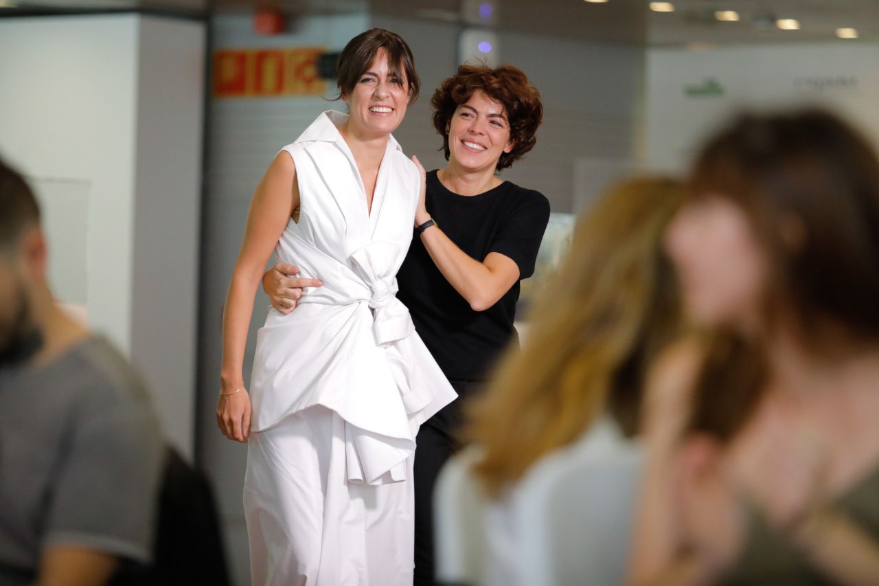 María Clé Leal y la pianista Maika Makovski.