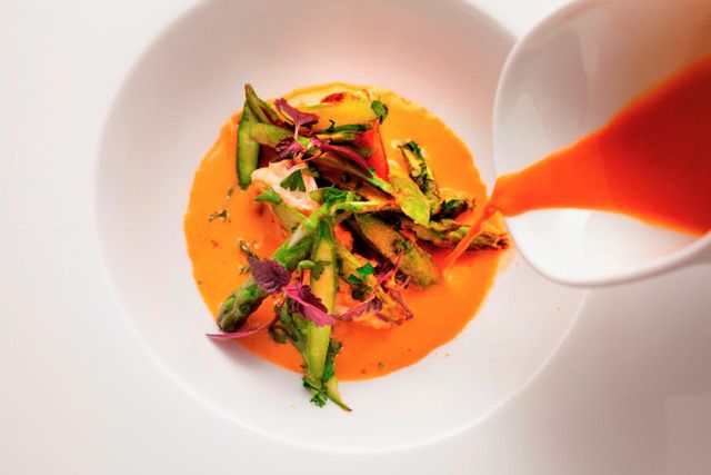 Langostino al limón y espárragos verdes sobre velouté de mariscos