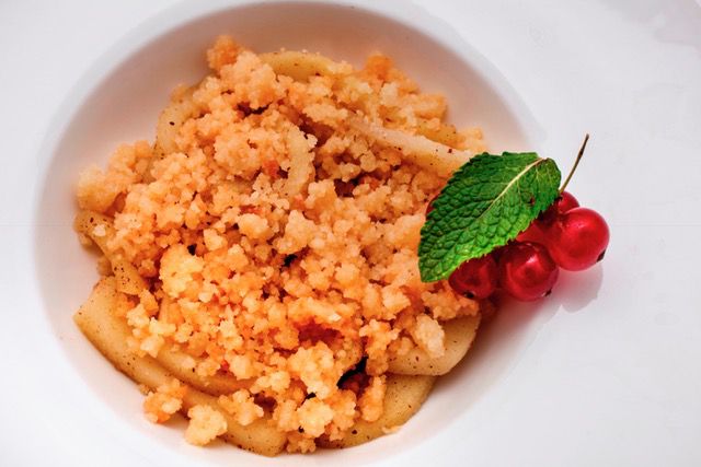 Manzanas asadas con canela y coñac servido con crumble y crema de vanilla