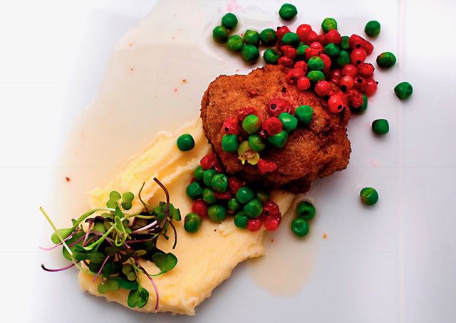Wallenbergare _ típica ternera estilo sueco con arándano rojo, guisantes y puré de patata