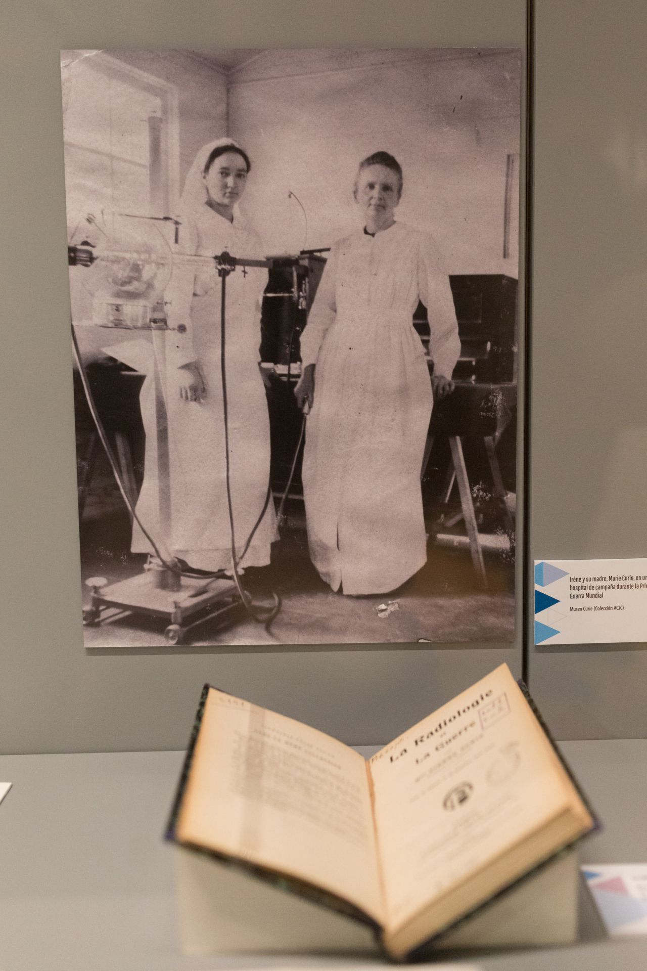 Marie Curie con su hija Irene, ambas Premios Nobel de Química.