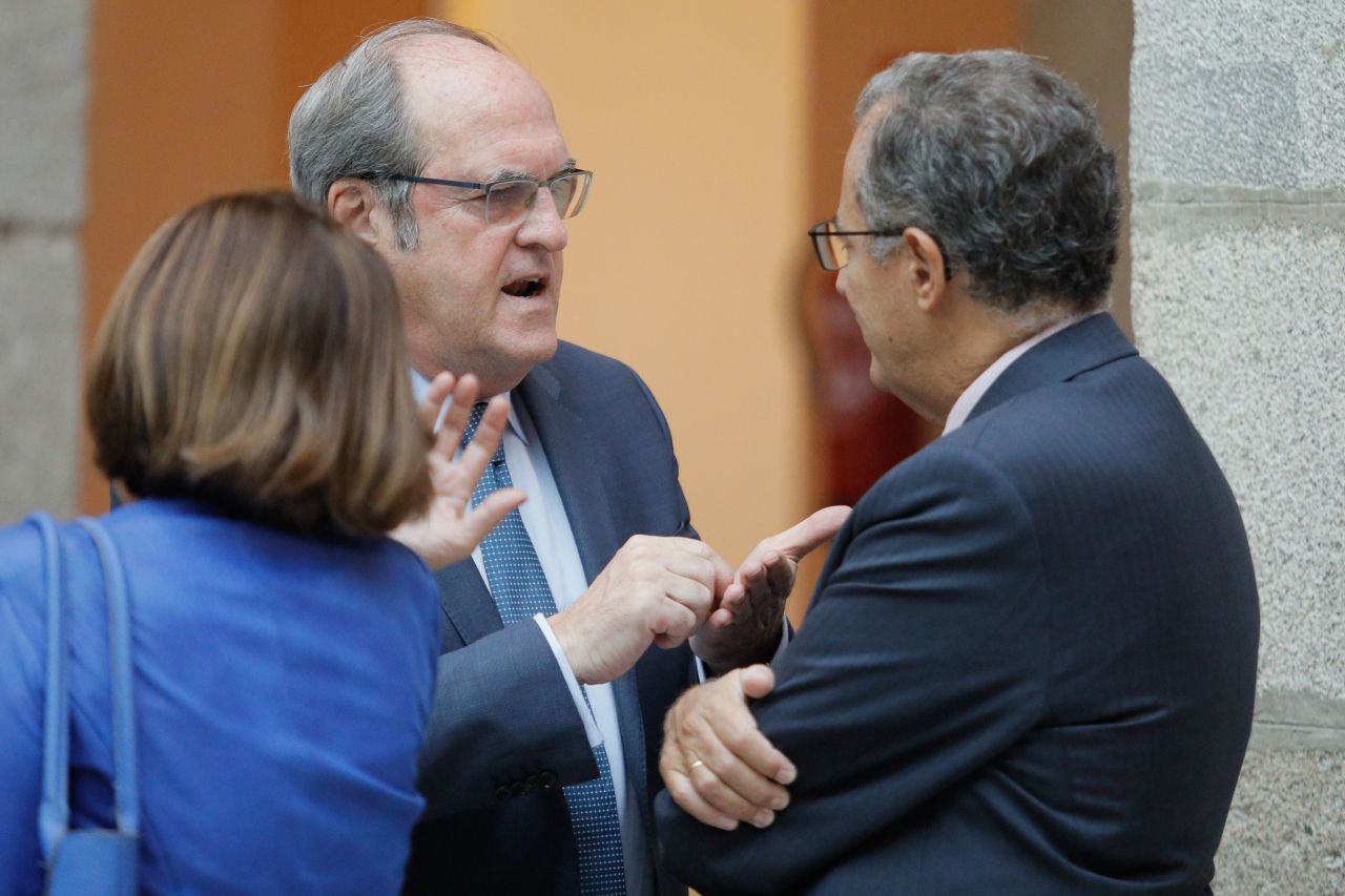 Ángel Gabilondo le lee la cartilla a Enrique Ossorio, en presencia de la presidenta de la Asamblea de Madrid, Paloma Adrados.