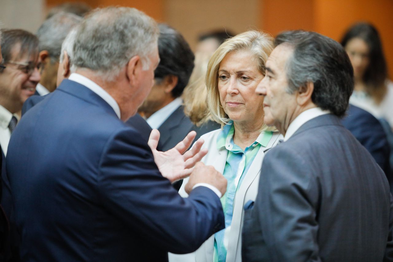 Clemente González junto a la delegada del gobierno, Concepción Dancausa, y el empresario teatral Enrique Cornejo.