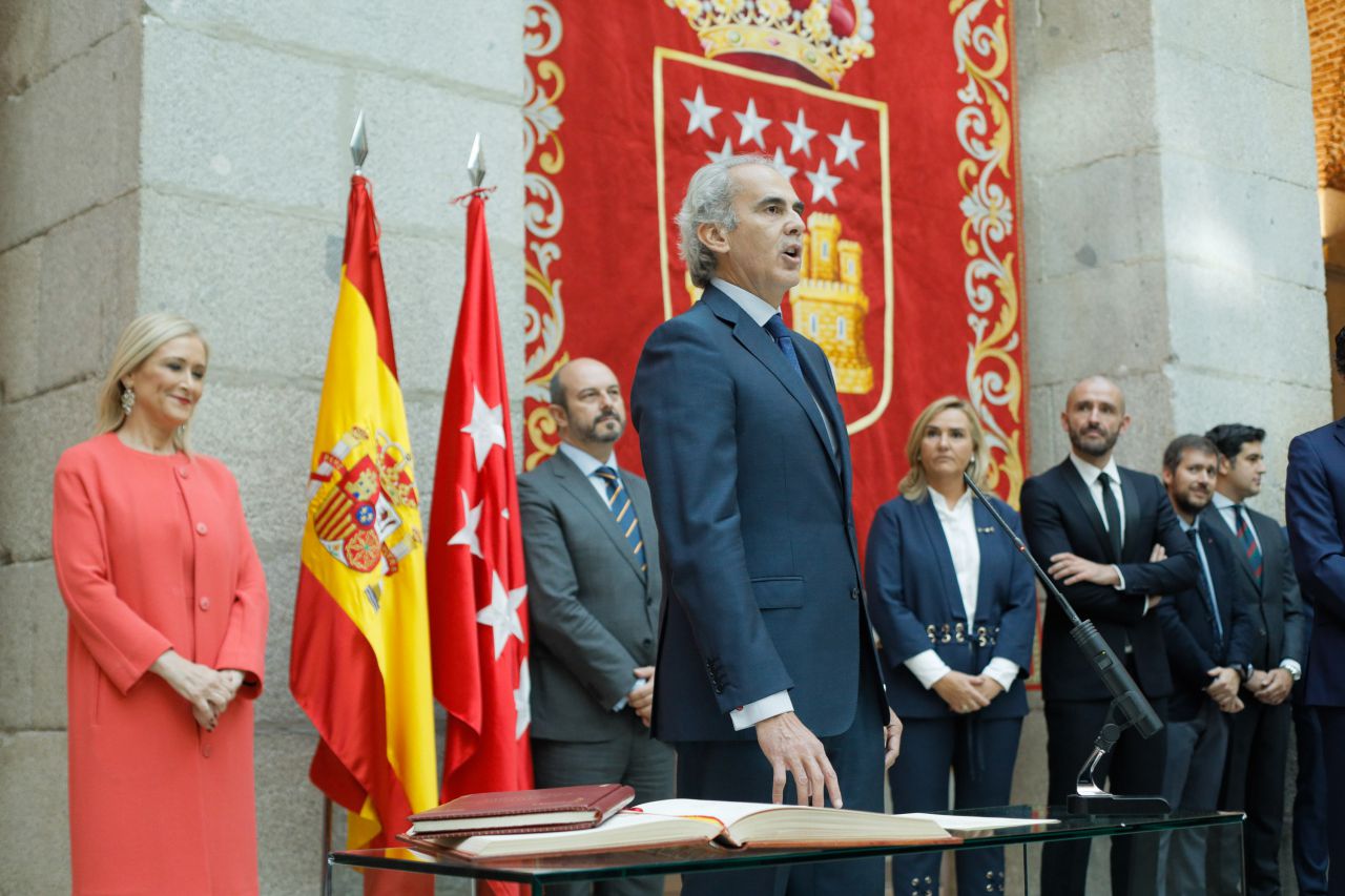 Jura del cargo del nuevo consejero de Sanidad, Enrique Ruiz Escudero.
