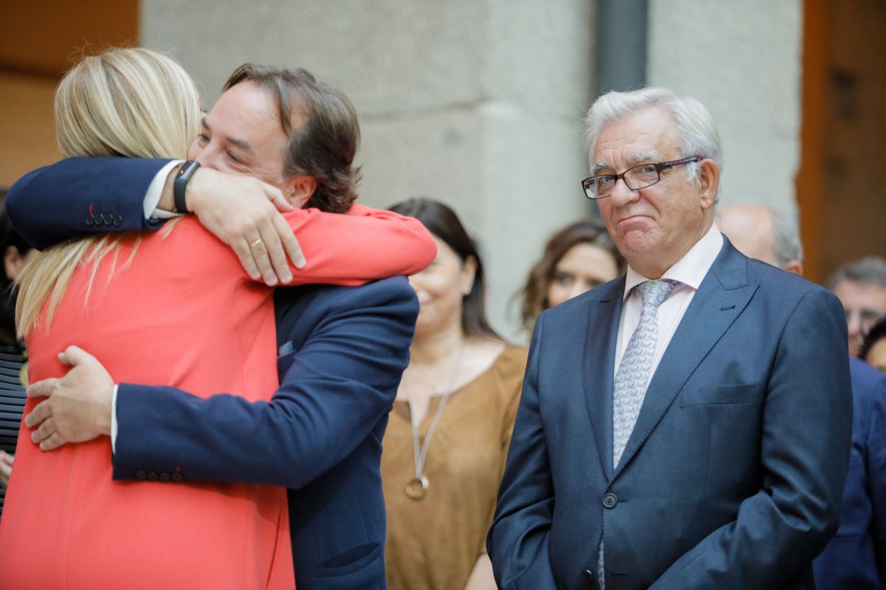 La presidenta de la Comunidad de Madrid, Cristina Cifuentes se despide de Jaime González Taboada y de Jesús Sánchez Martos como consejeros.