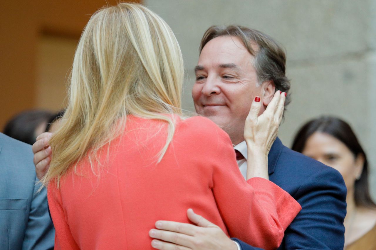 La presidenta de la Comunidad de Madrid, Cristina Cifuentes se despide de Jaime González Taboada como consejero de Medio Ambiente.