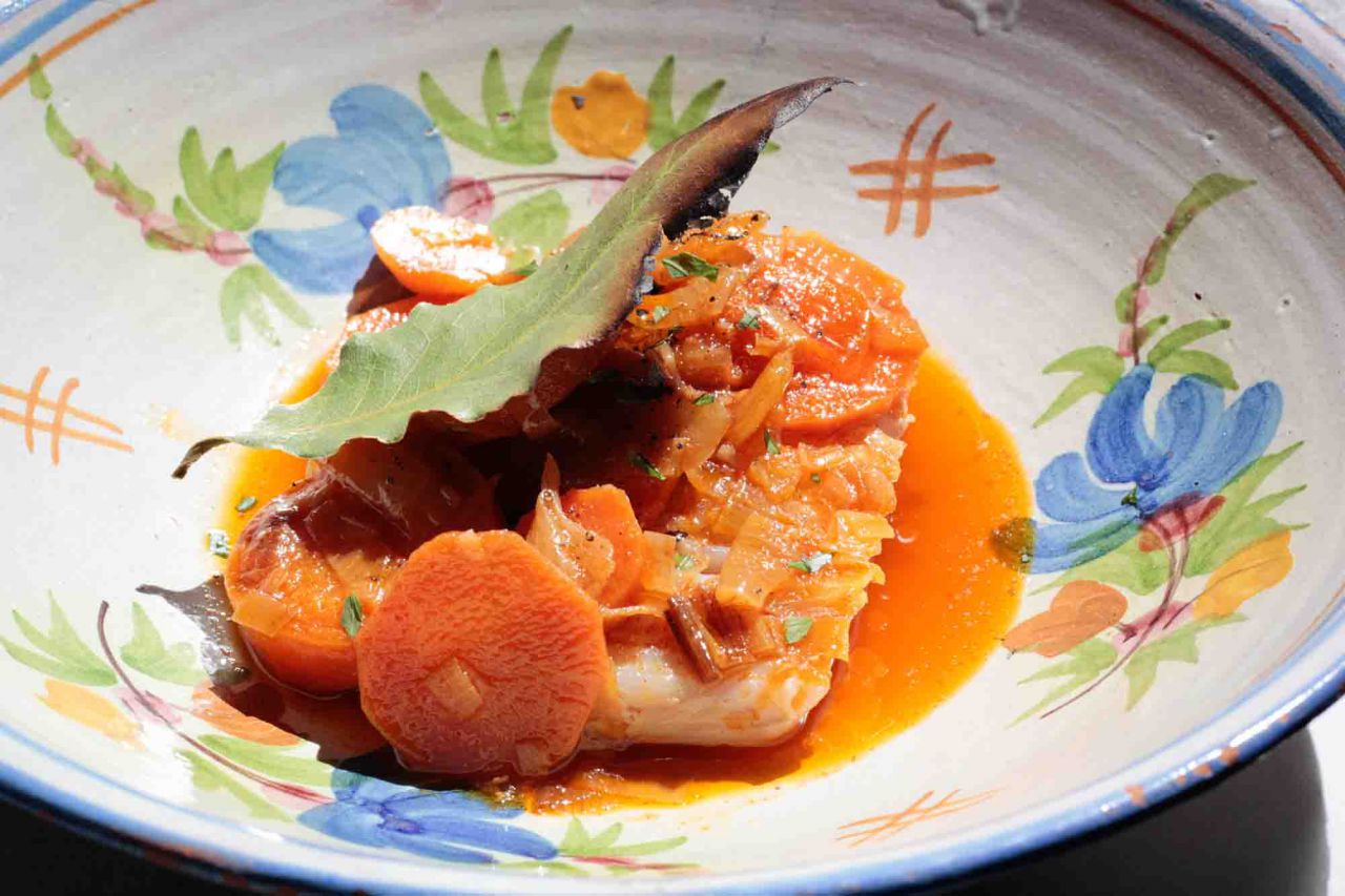 Ala de raya confitada en escabeche de azafrán.