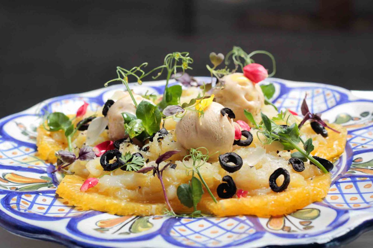 Bacalao desmigado, naranja y aceituna negra.
