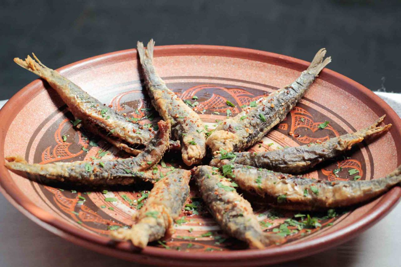 Boquerones fritos al ajillo.