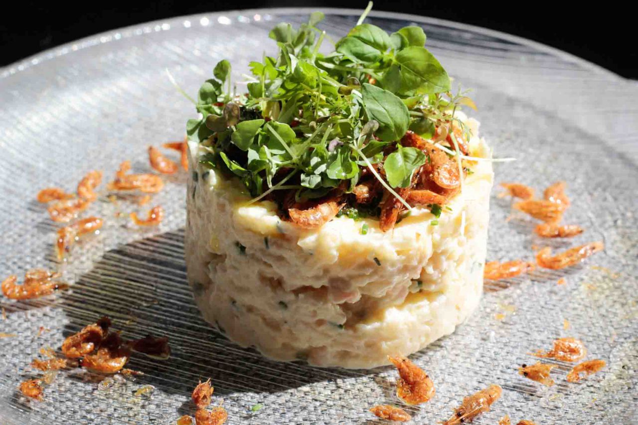 Ensaladilla de gambas con pipas de mar (camarones fritos).
