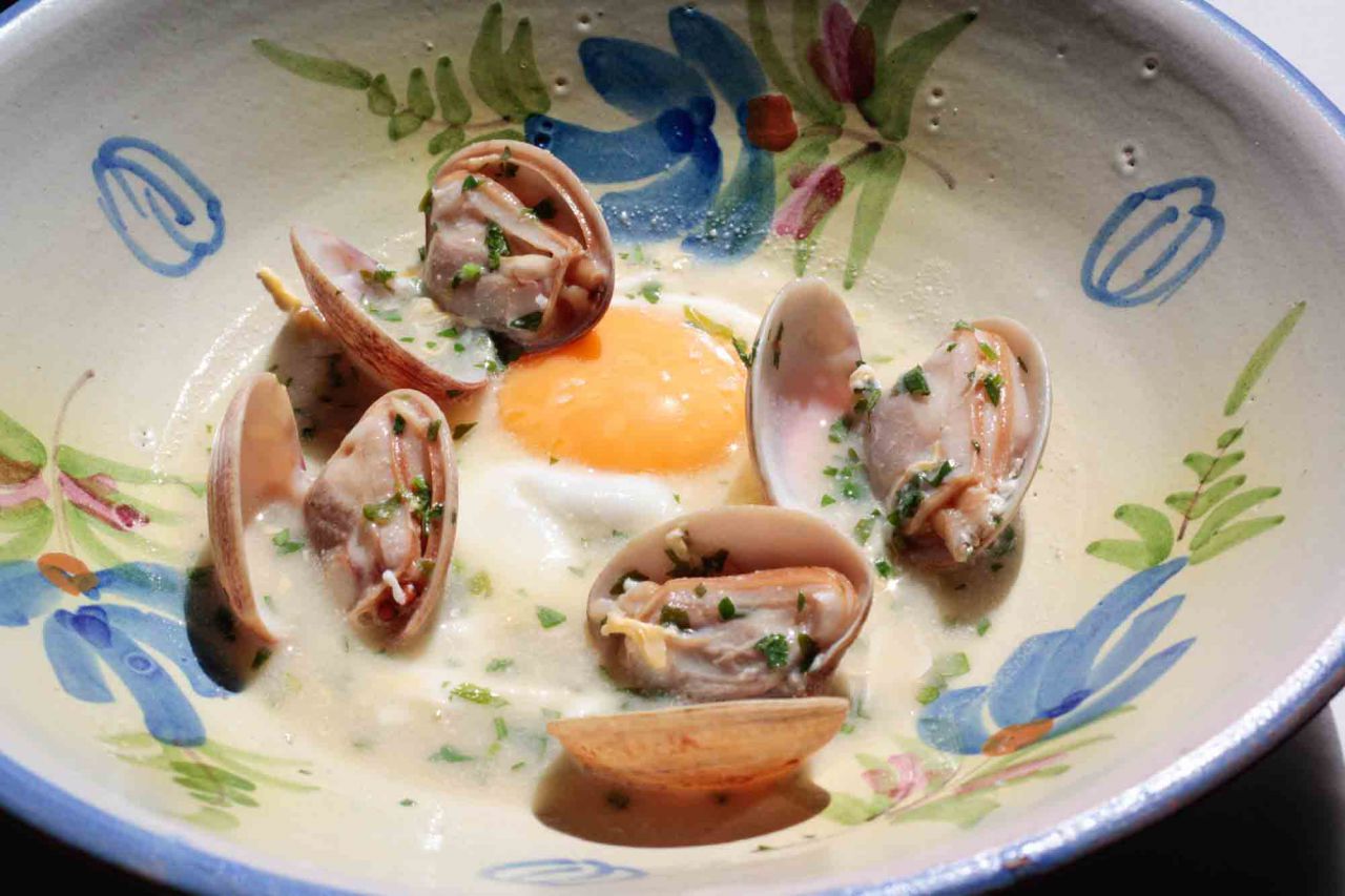 Huevos al Jerez con almejas.