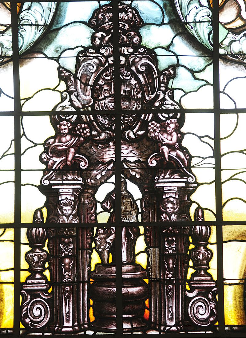 Casa de la Villa, vidriera patio de cristal, detalle catalicio de Santa maría de la Cabeza, mujer de San Isidro. 