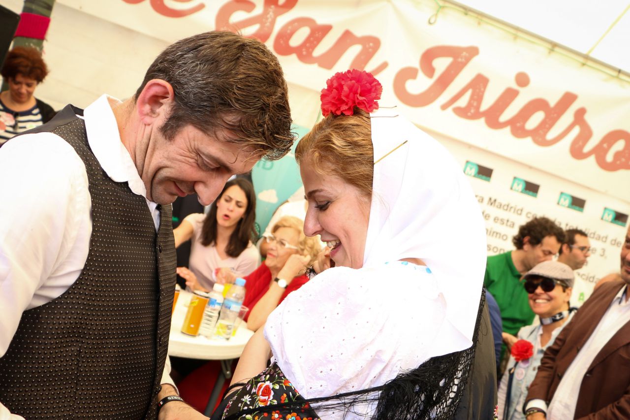 Pareja vestida con el atuendo tapido del 15 de mayo, los chulapos y chulapas.  