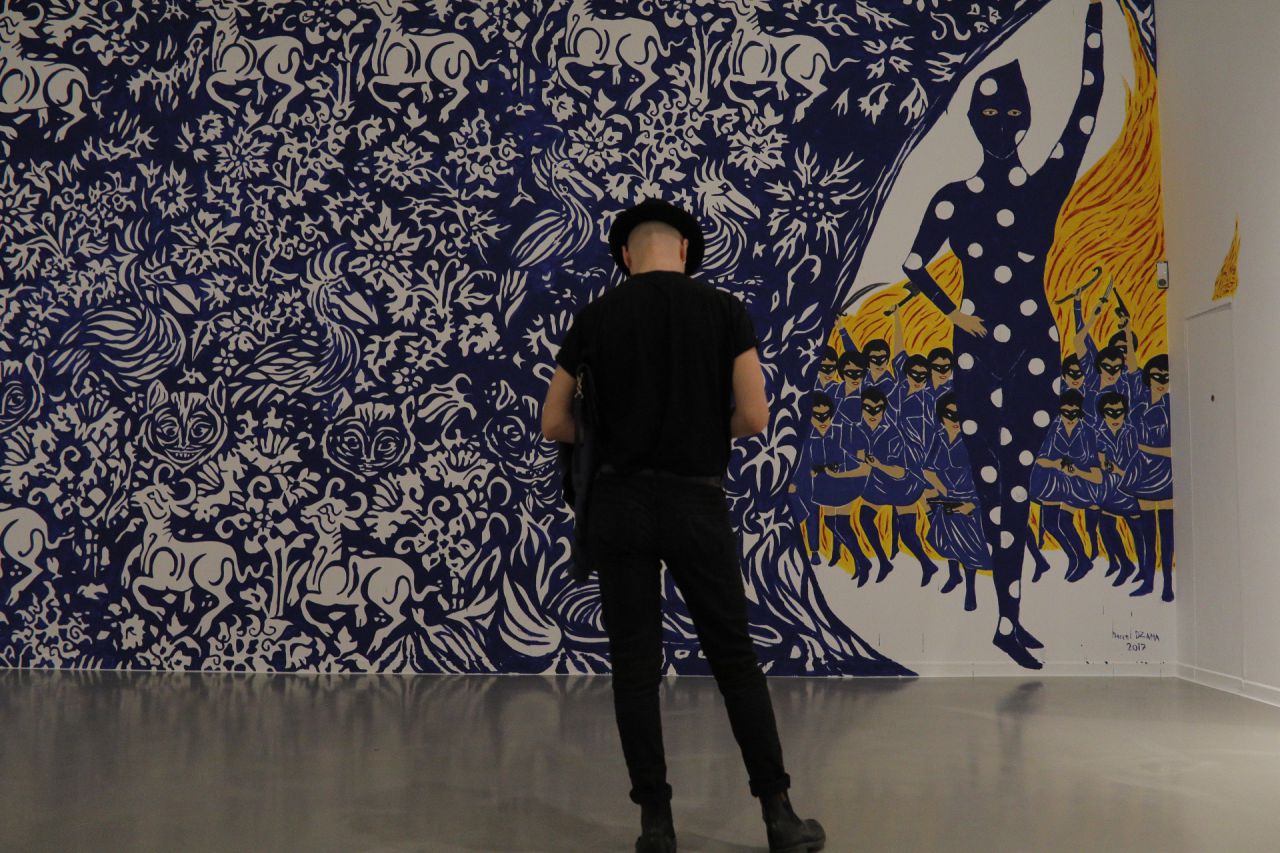 La exposición muestra, por primera vez en Madrid, los últimos trabajos centrados en la temática de la revolución en los que convierte su arte en respuestas activas a la situación política actual.
