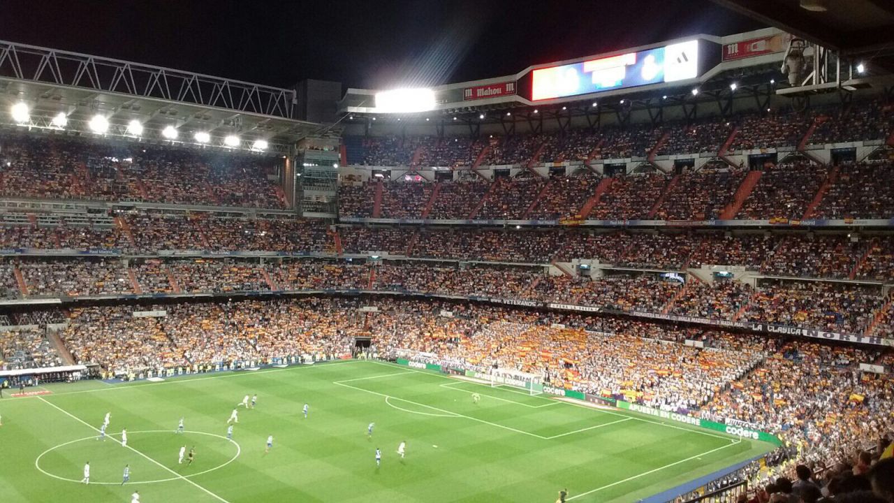 La afición del Bernabéu saca banderas de España durante el Real Madrid-Espanyol el 1-O