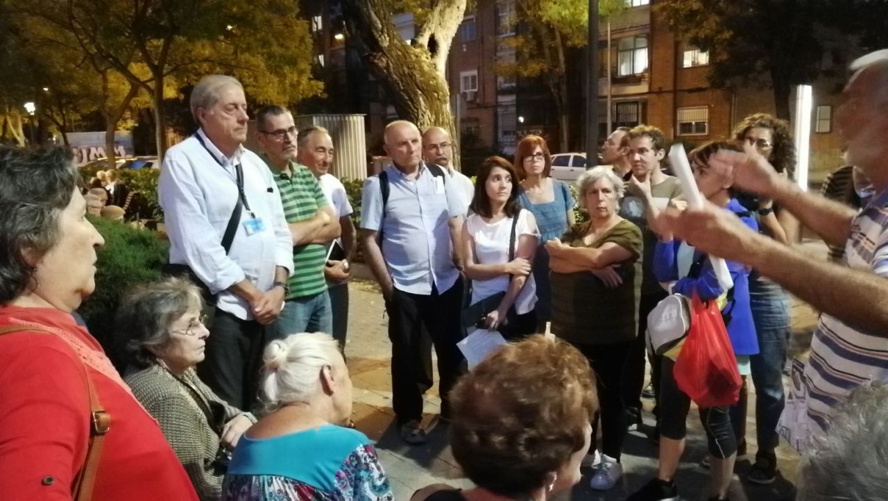Asamblea informativa del Ayuntamiento de Madrid con los vecinos de la Colonia del Manzanares para explicarles la tala de mas de quinientos árboles.