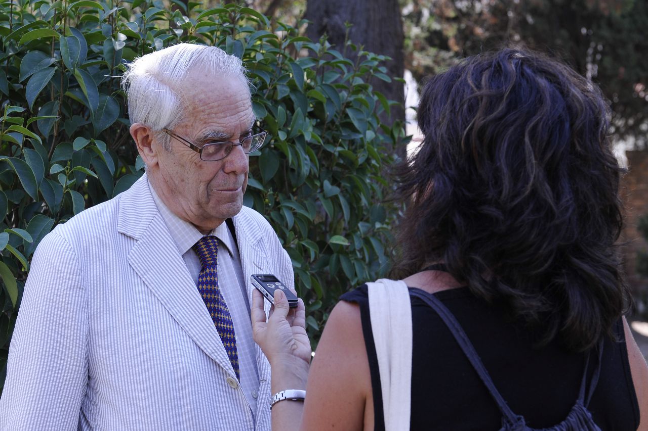 David J.Butler, voluntario que se encarga de las visitas guiadas por el Cementerio Británico.