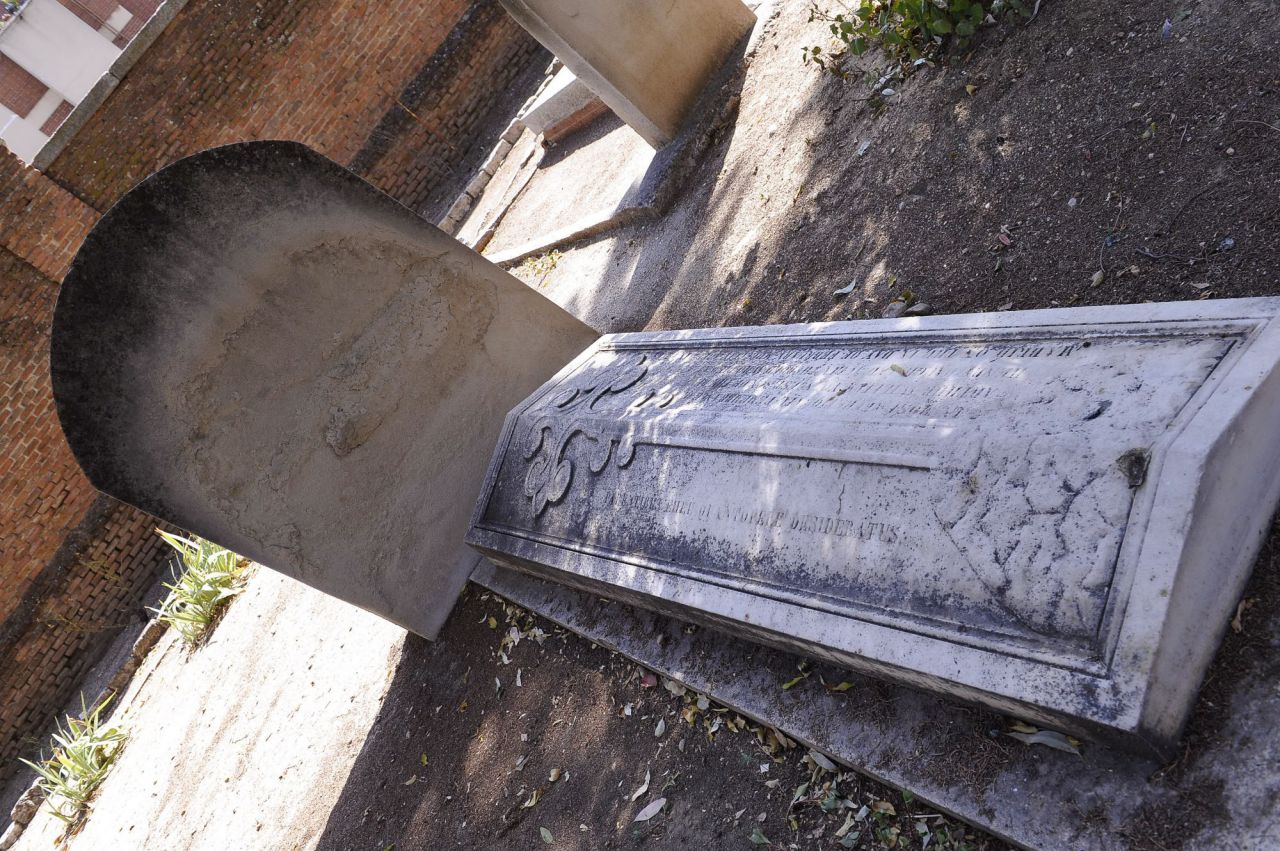 La primera tumba del Cementerio Británico