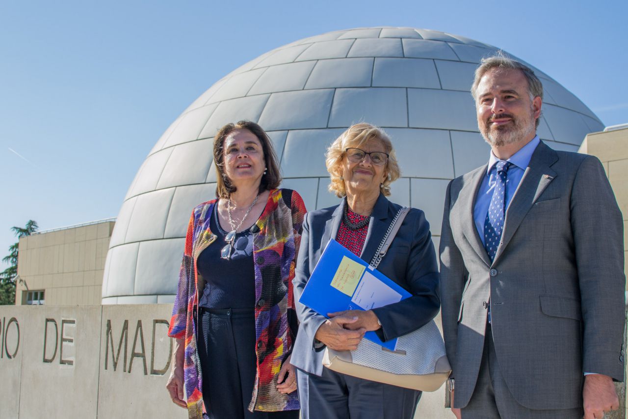 Manuela Carmena junto al director de Relaciones Institucionales de la Fundación Bancaria 