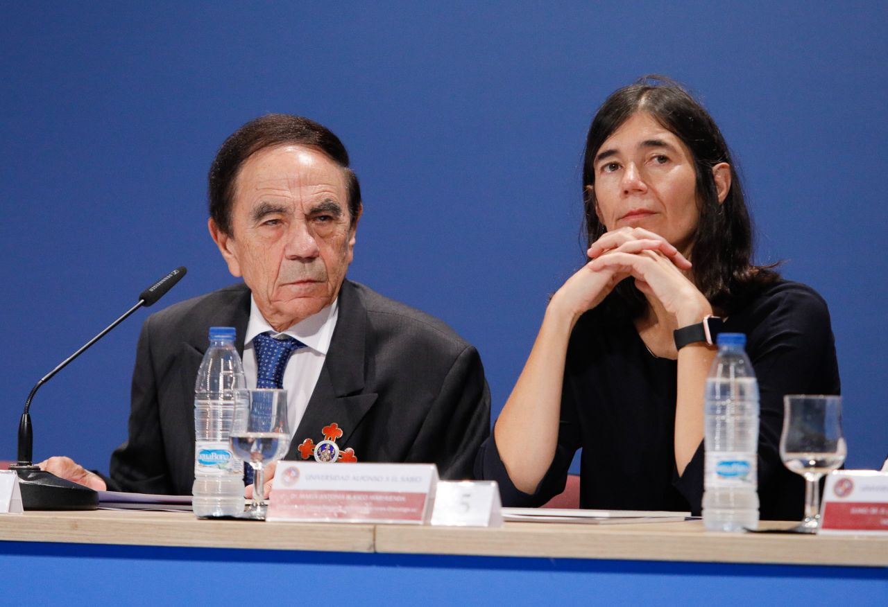 Jesús Núñez Velázquez, presidente de la UAX, y la doctora María Blasco, directora del Centro Nacional de Investigaciones Oncológicas (CNIO).