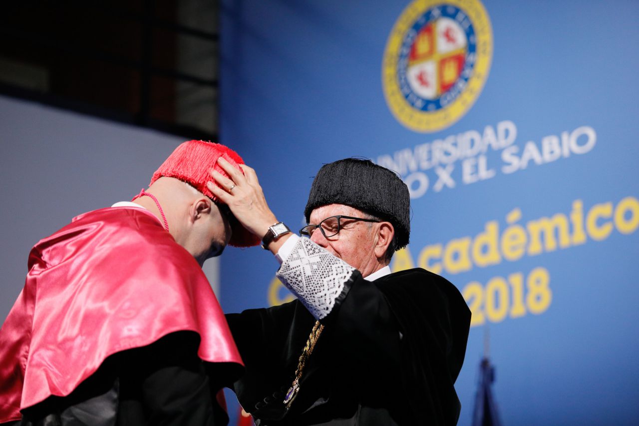 Imposición del birrete a los nuevos doctores.