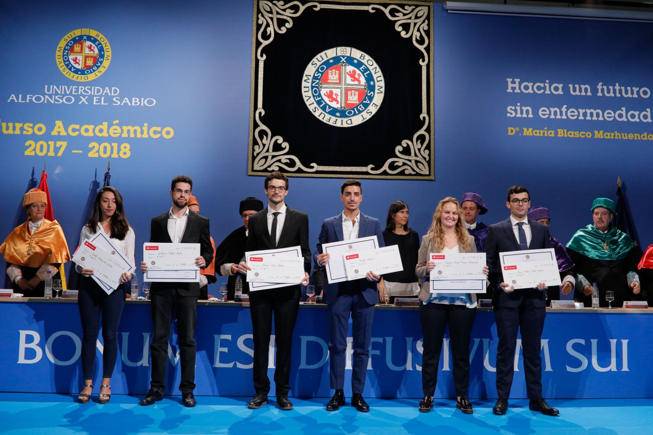 Varios estudiantes recogen los Premios Santander al mérito académico.