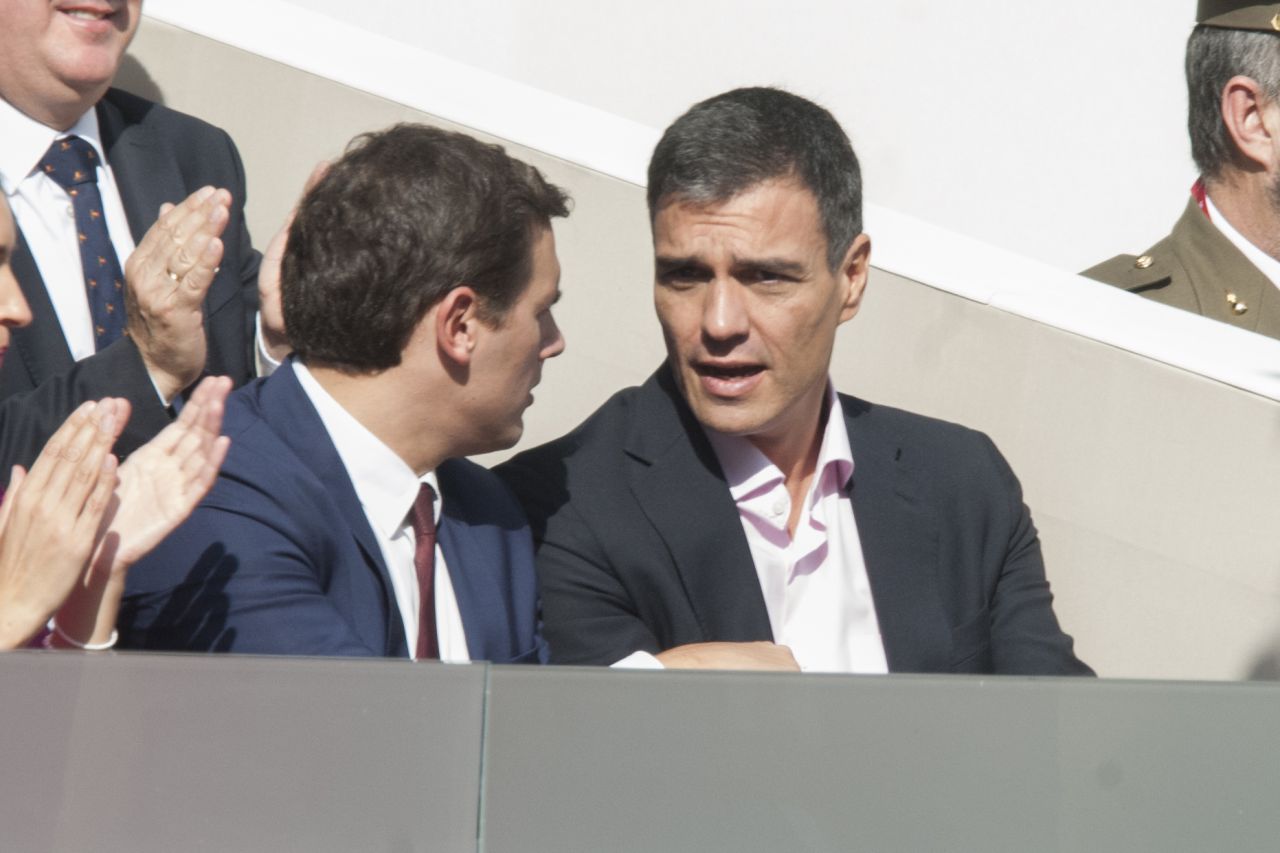 El secretario general del PSOE, Pedro Sánchez, junto al presidente de Ciudadanos, Albert Rivera.