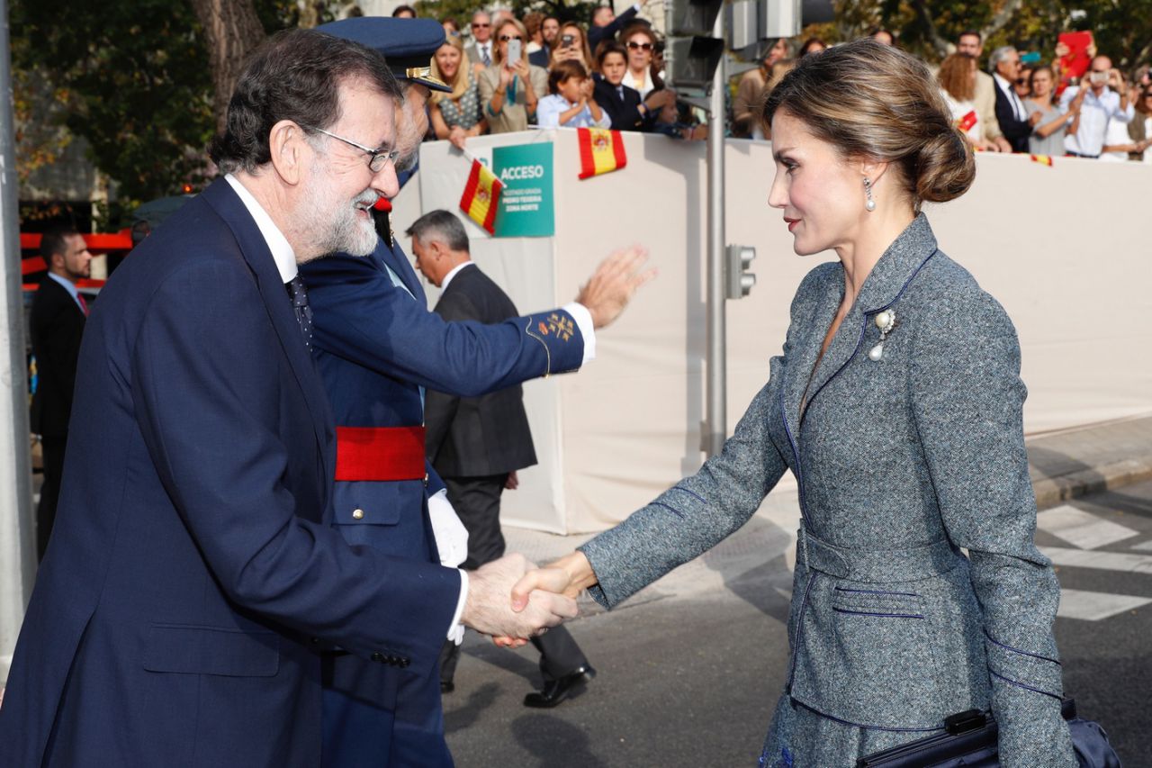 Doña Letizia saluda a Mariano Rajoy.