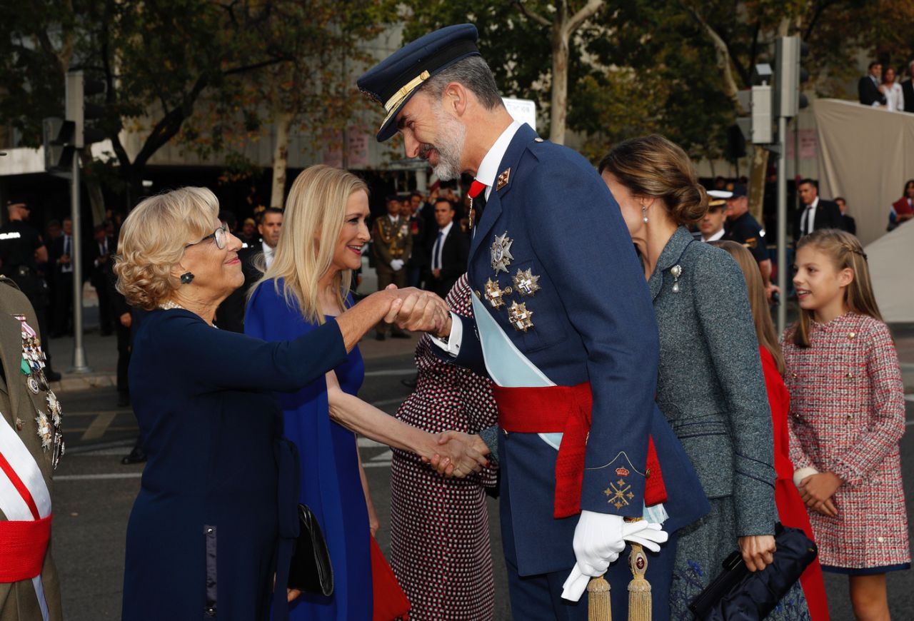 Felipe VI saluda a la alcaldesa de Madrid, Manuela Carmena, y a la presidenta regional, Cristina Cifuentes. 