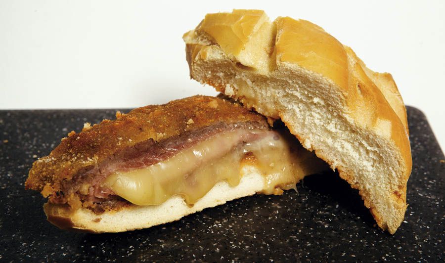 Tapa Er bocachopo de Lavapié - pan con salsa de gazpacho alavés y cachopo de ternera asturiana, jamón y queso Vidiago- en la taberna A Cañada Delic Expirience