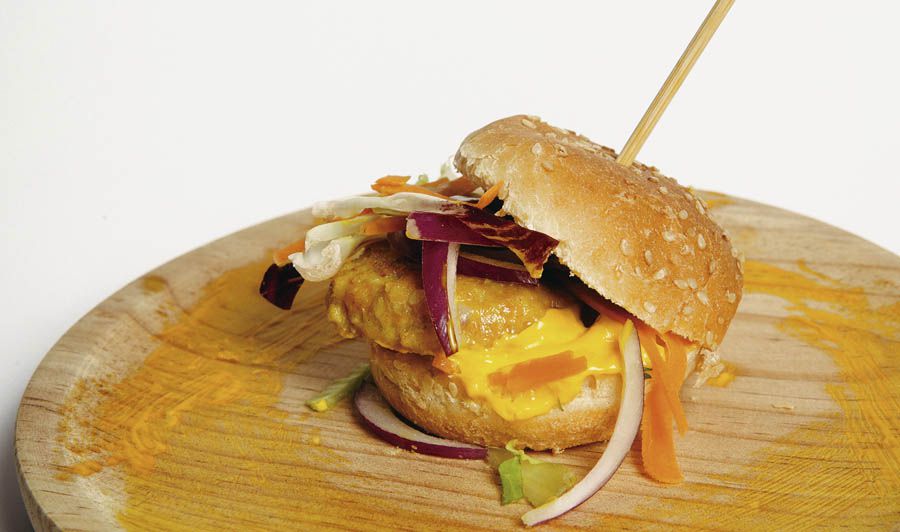 Tapa Minihamburguesa de pollo- minihamburguesa de Pollo al Curry con salsa de piña y ensalada de col- en la taberna Achuri (calle Argumosa, 21)