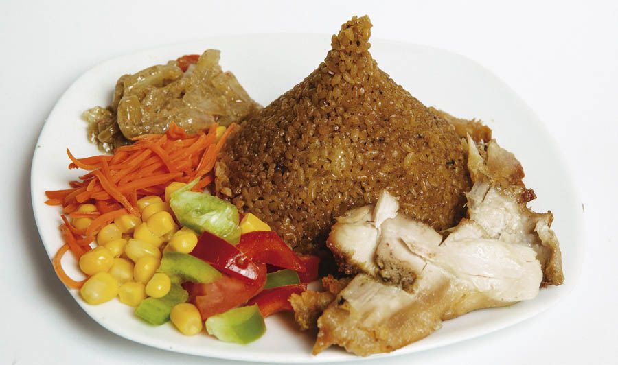 Tapa África Fusión - arroz con pollo, verduras y salsa de cebolla marinada- en la taberna Thiebou Guinar (calle Argumosa, 15)