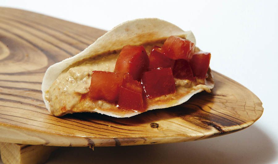 Tapa Tacos con alma- masa asiática crujiente, hummus de lenteja con tomate fresco y un sutil toque de mostaza- en la taberna Alma Café (calle Santa Isabel, 42)