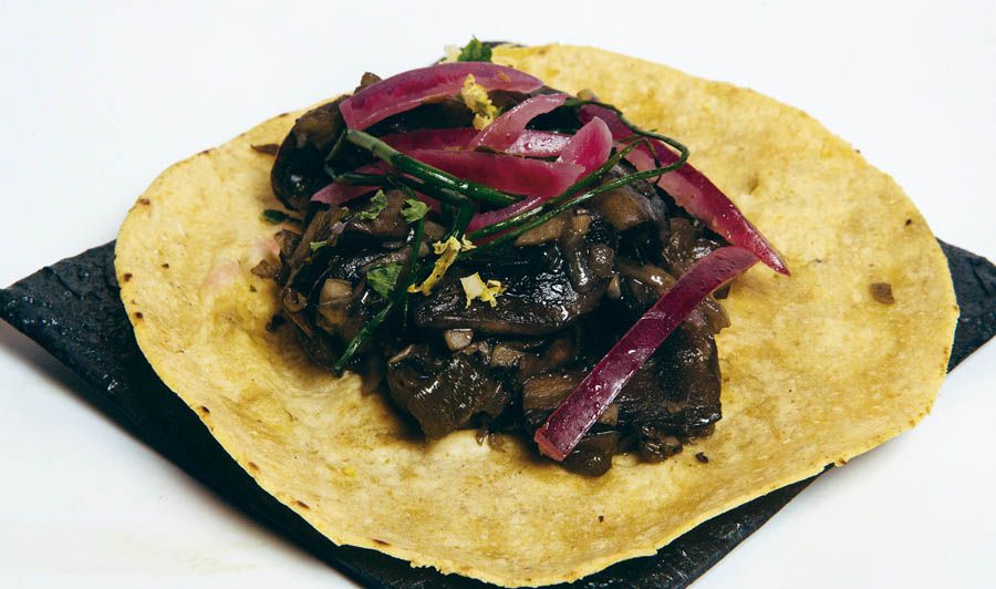 Tapa Taco de champiñón ahumado y chile poblano - champiñón, cebolla, ajo, chile poblano, orégano, epazote, cebolla roja y zumo de lima- en la taberna Antigua Taquería (calle Cabestretos, 4)