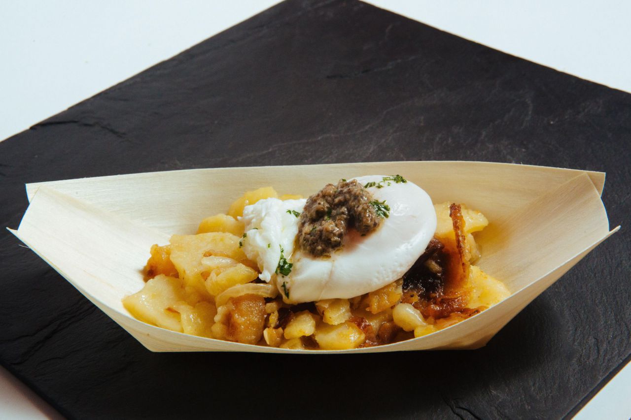 Tapa Habemus Papa - patata, cebolla confitada, huevo a la baja temperatura y champiñón- en la taberna Como vaca sin cencerro (Calle Olivar, 54)