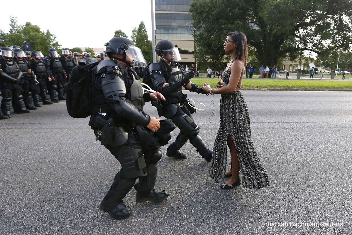Esha Evans (27) se mantiene firme en un mitin contra la violencia policial contra hombres negros, fuera del departamento de policía de Baton Rouge en Louisiana, Estados Unidos, el 9 de julio. Evans había viajado a Baton Rouge para protestar por la muerte de Alton Sterling, que recibió disparos a quemarropa mientras fue detenido por dos policías blancos el 5 de julio. El tiroteo fatal de Sterling llegó en un momento de tensión en Estados Unidos por la muerte de hombres negros a manos de la policía. Los datos recopilados por The Counted, una iniciativa creada por The Guardian para registrar tales muertes, descubrieron que en 2016, los hombres negros de entre 15 y 34 años tenían nueve veces más probabilidades que otros estadounidenses de ser asesinados por agentes del orden. Evans fue arrestado en la protesta, pero fue puesto en libertad esa misma tarde. 