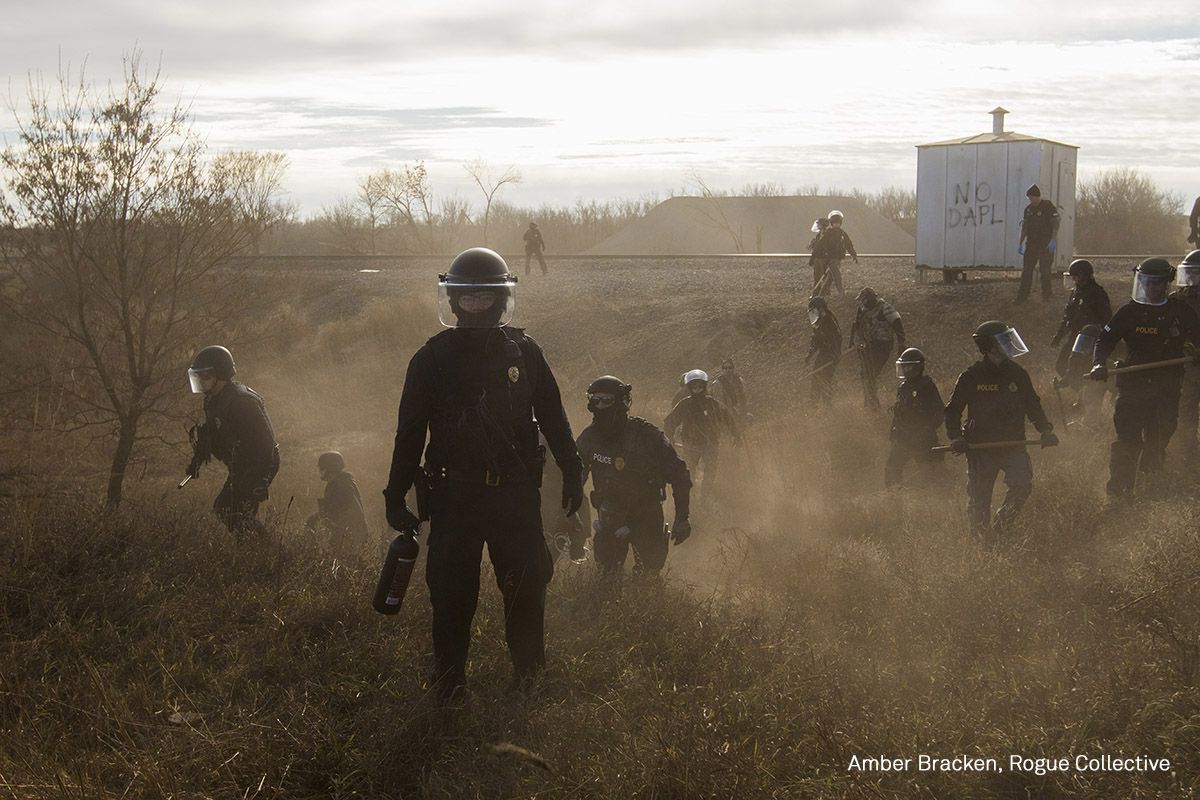 La policía antidisturbios despeja a manifestantes desde el exterior de un campamento de trabajadores de Dakota Access Pipeline, cerca de Cannon Ball, Dakota del Norte. Los manifestantes llamaron la atención sobre la violencia contra las mujeres nativas americanas, exacerbada por la presencia de tripulaciones de trabajo en su mayoría hombres.