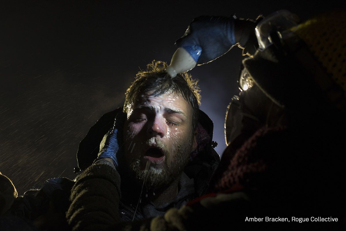 Un manifestante se trata después de haber sido rociado con spray de pimienta en un bloqueo policial en la autopista 1806, cerca de Cannon Ball, Dakota del Norte, Estados Unidos.