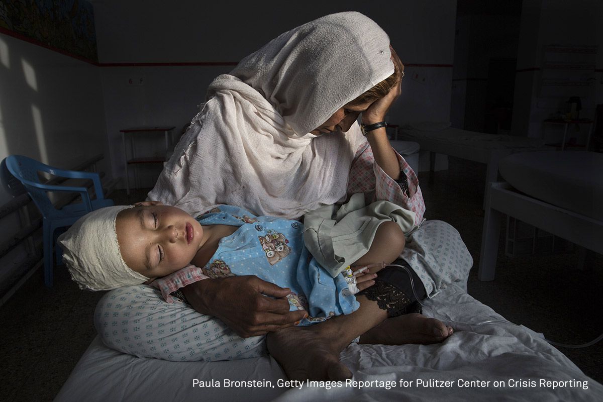 Najiba tiene a su sobrino Shabir (2), quien fue herido en una explosión de bomba que mató a su hermana, en Kabul, Afganistán, en marzo. La bomba estalló en una parte relativamente tranquila de Kabul, mientras que la madre de Shabir estaba llevando a los niños a la escuela. Aunque la guerra afgana 2001-2014 terminó formalmente, el conflicto continúa en el país, con los talibanes como los principales insurgentes y los Estados Unidos y otras fuerzas internacionales que respaldan al ejército afgano. La lucha se acercó a pueblos y ciudades, con un aumento de los ataques suicidas y ataques dirigidos a desestabilizar la vida civil. Según la ONU, las víctimas infantiles aumentaron un 24 por ciento en 2016, a 2.589 heridos y 923 muertos.