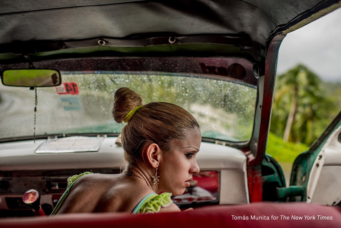 Una mujer comparte un viaje en taxi a Santiago de Cuba, en el sureste del país.