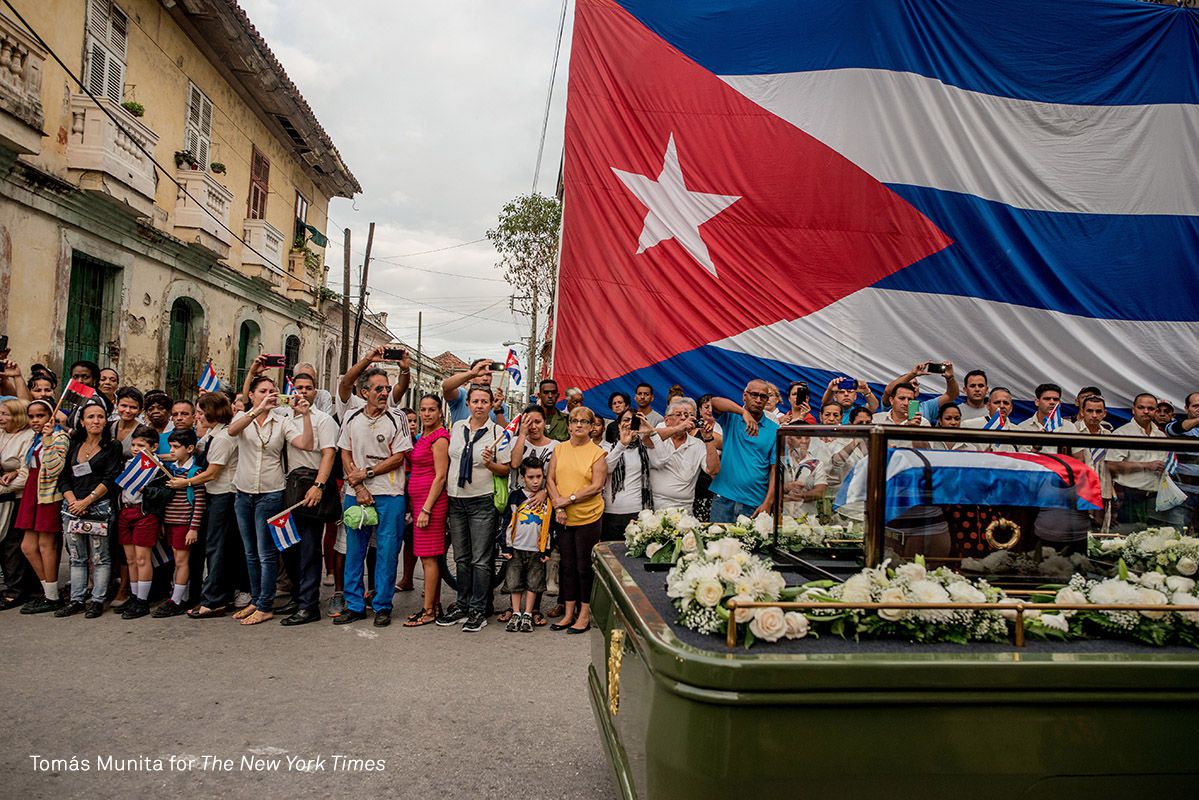 La procesión fúnebre de Castro pasa por Santa Clara, en el centro de Cuba.