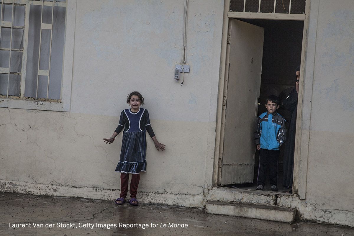 Una niña se encuentra afuera como miembros de un batallón antiterrorista de las Fuerzas de Operaciones Especiales Iraquíes (ISOF, por sus siglas en inglés) que busca en casas en Gogjali, un suburbio oriental de Mosul, Irak, durante una ofensiva para liberar a la ciudad. Mosul fue el último bastión principal del grupo del Estado Islámico (IS) en Iraq. La ISOF entró a Gogjali a finales de octubre y comenzó a buscar miembros, equipos y pruebas de IS. Gogjali fue retomado a principios de noviembre, y la mayor parte de Mosul oriental a fines de enero de 2017.