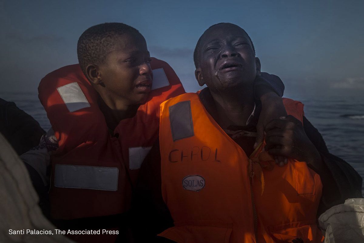Una niña de 11 años (izquierda) de Nigeria, consuela a su hermano menor a bordo de un bote de rescate después de haber sido recogidos de un bote atestado en el Mar Mediterráneo, en ruta a Italia, a unos 23 kilómetros al norte de Sabratha, en Libia. Julio. Su madre había muerto en Libia, después de cruzar el Sahara. Según la agencia Frontex de la UE Frontex, las llegadas de refugiados en Italia desde el norte de África alcanzaron un máximo histórico de 181,000 en 2016. UNICEF dijo que unos 25,800 de ellos eran niños no acompañados.