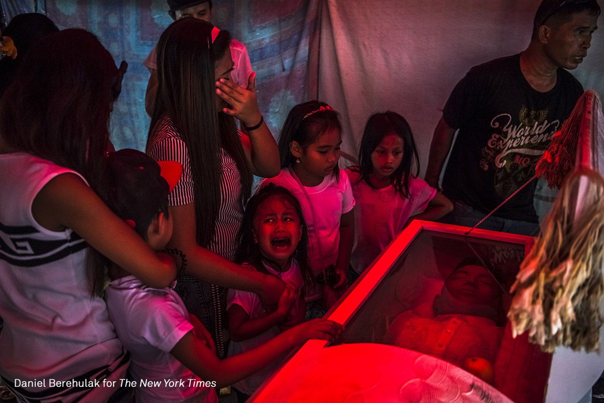 Jimji Bolasa (6) llora antes de que los trabajadores de las funerarias saquen el cuerpo de su padre, Jimboy, que fue hallado muerto luego de ser secuestrado por hombres no identificados. Bolasa y un vecino fueron secuestrados, y sus cuerpos fueron descubiertos debajo de un puente alrededor de una hora después, con heridas de bala y signos de tortura. La policía alega que los hombres eran narcotraficantes, mientras que los vecinos dicen que Bolasa ya se había entregado.