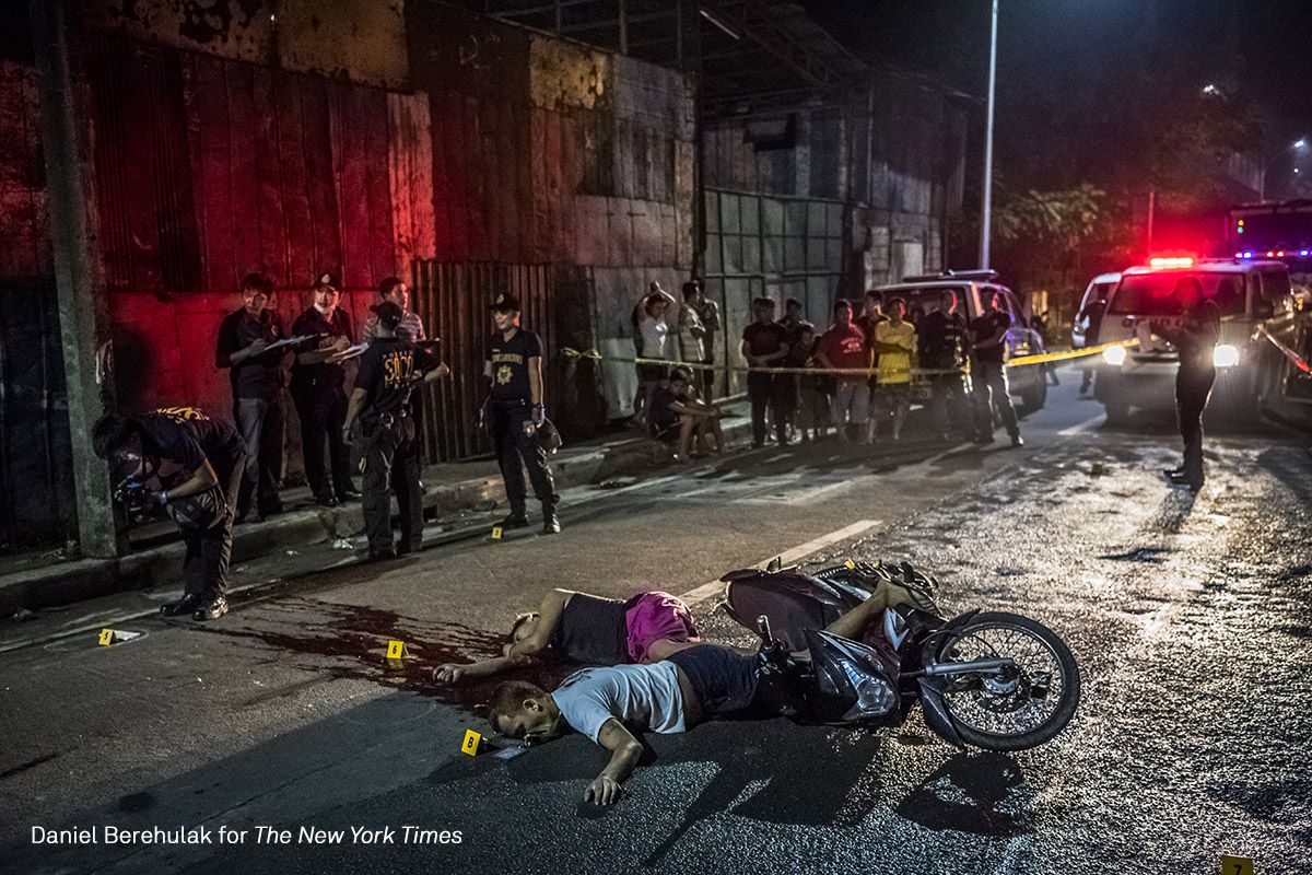 Investigadores de la escena del crimen recopilan evidencias después de que Federico Mafe y Arjay Lumbago fueran abatidos a tiros por motociclistas no identificados en Manila.