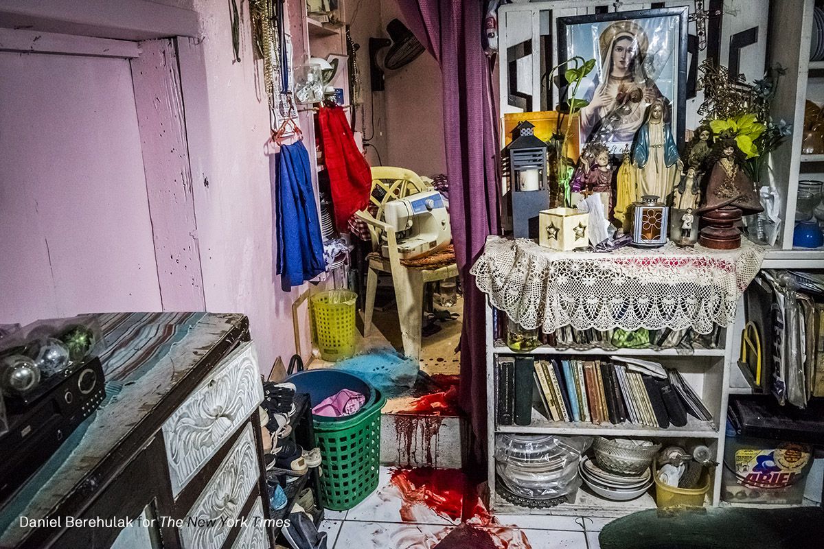 La sangre de Florjohn Cruz mancha el piso en la casa de su familia, donde fue asesinado por la policía mientras arreglaba una radio para su madre. La policía dejó un letrero de cartón en la escena llamando a Cruz 'un empujador y un adicto'. Cruz se había entregado a la policía meses antes, admitiendo adicción a las drogas y prometiendo poner fin a su hábito, en virtud de un programa de amnistía del gobierno.