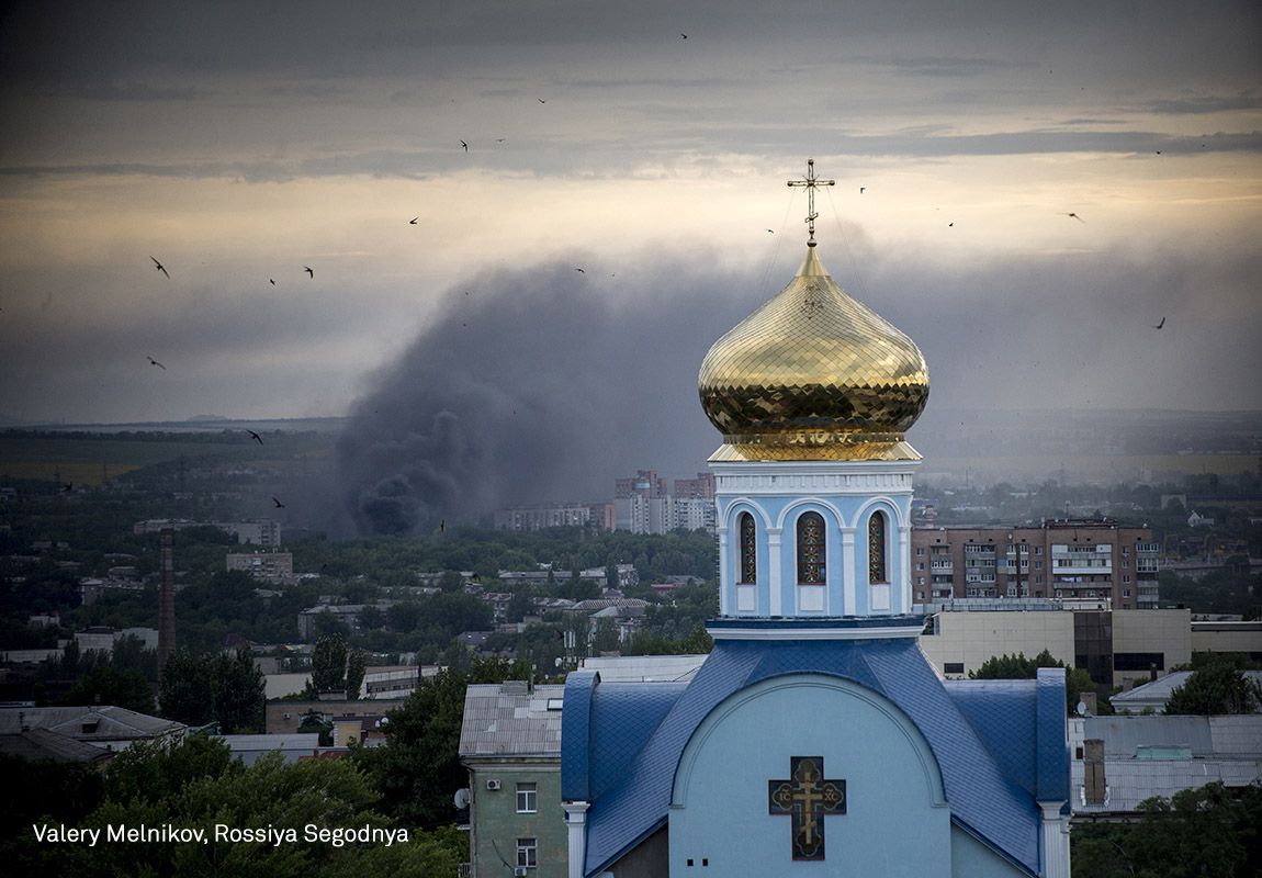 Los edificios en la ciudad de Luhansk arden durante un ataque de artillería.
