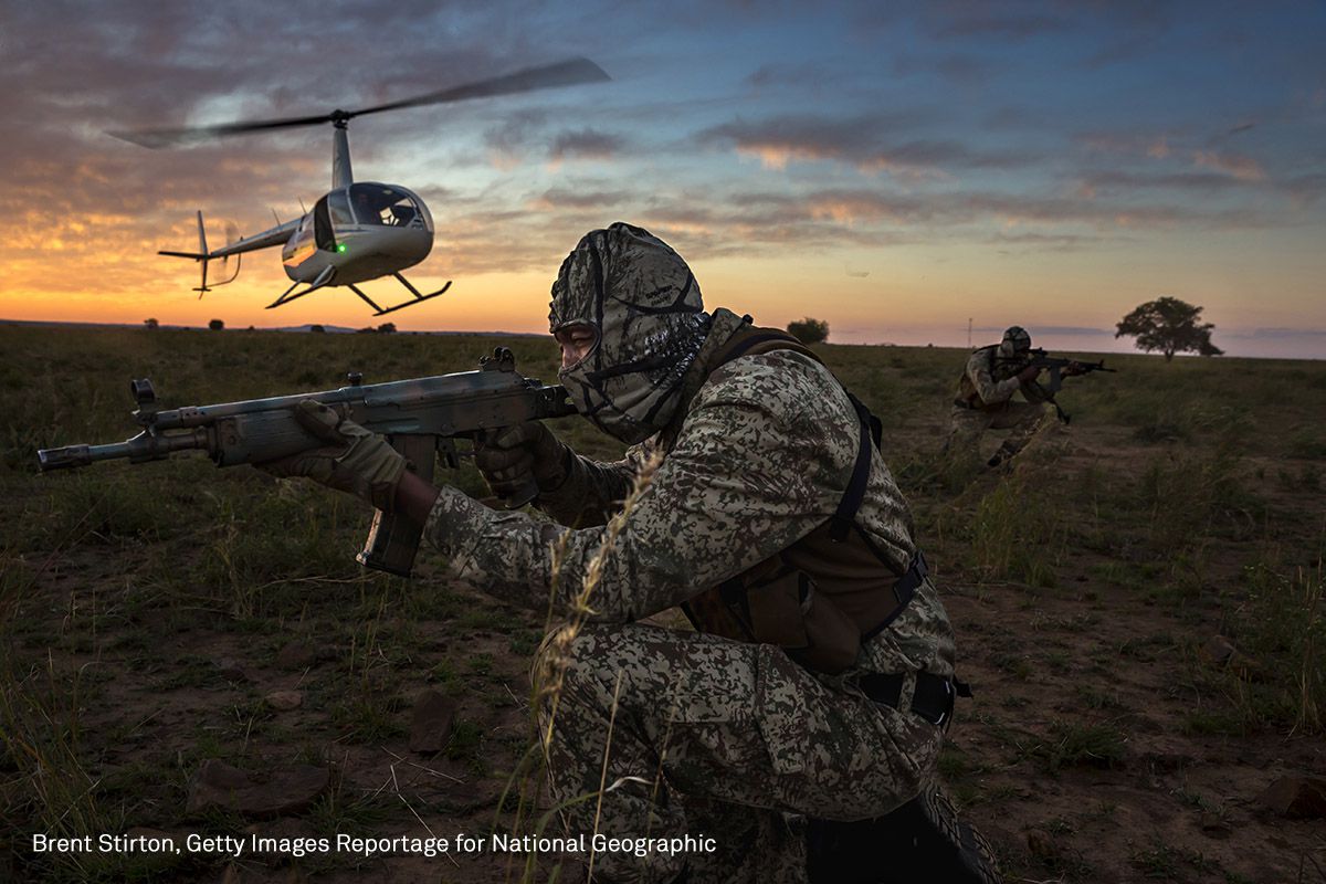 Un equipo de seguridad se instala en el rancho de rinocerontes de John Hume, cerca de Klerksdorp, Sudáfrica. Los equipos trabajan 24 horas para proteger a cerca de 1.400 rinocerontes de Hume.